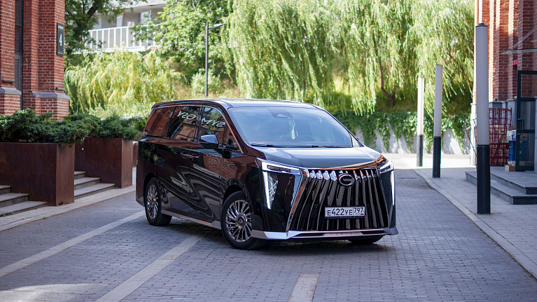 GAC M8 (чёрный минивен)